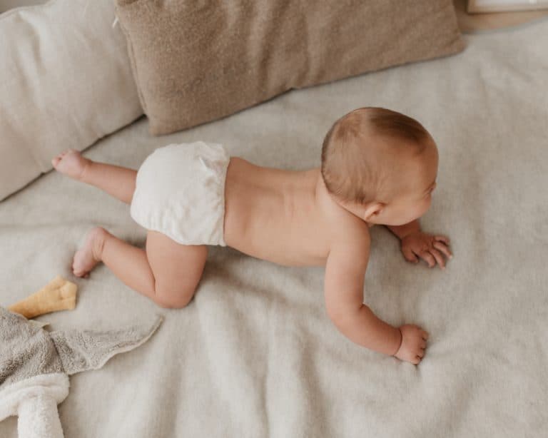 Kindje in voorgevormde luier