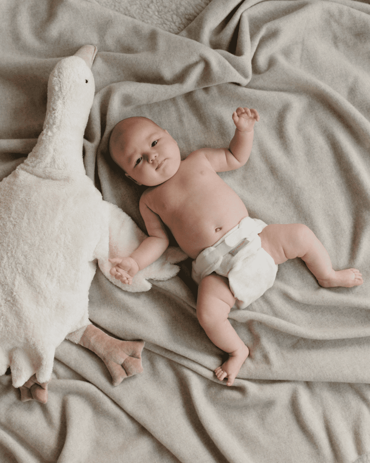 newborn draagt voorgevormde luier